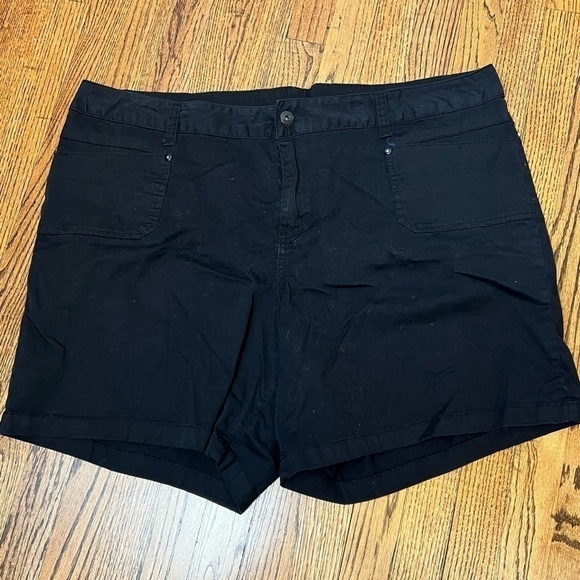 LANE BRYANT Plus Size 22 Black Stretch Cotton Girlfriend Boyfriend Short Classic - Picture 1 of 8